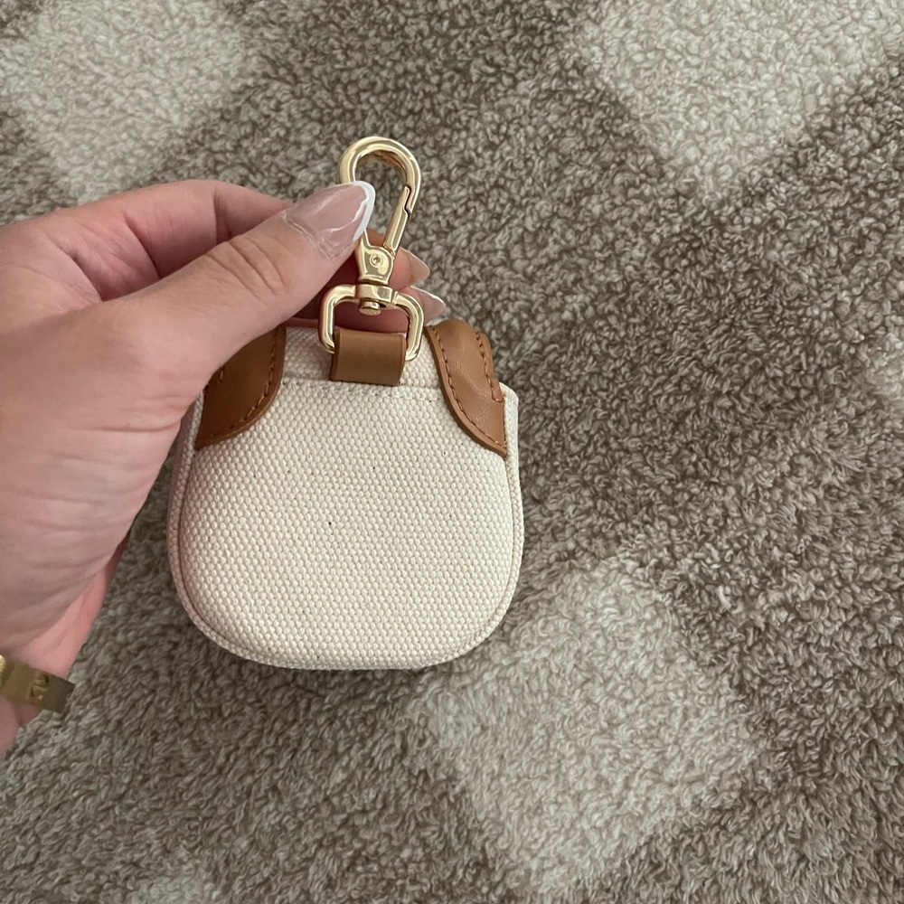 Lululemon AirPods case holder - Picture 2 of 3